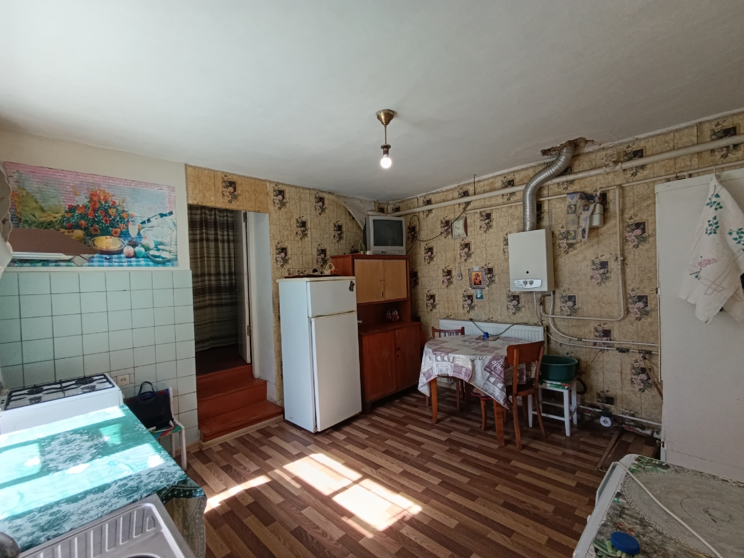 🏡 Продам дом в Луганске, ул. Карпинского (р-н маг. «Большой Папа») ✨ Характеристики: — Общая площадь: 75 м² — 4 жилые комнаты (одна проходная) — Просторная кухня 15 м² 🍳 — Санузел раздельный, в доме — Отопление — котёл, горячая вода — газовая колонка — Участок приватизированный, 6 соток (ровный) — Есть капита...