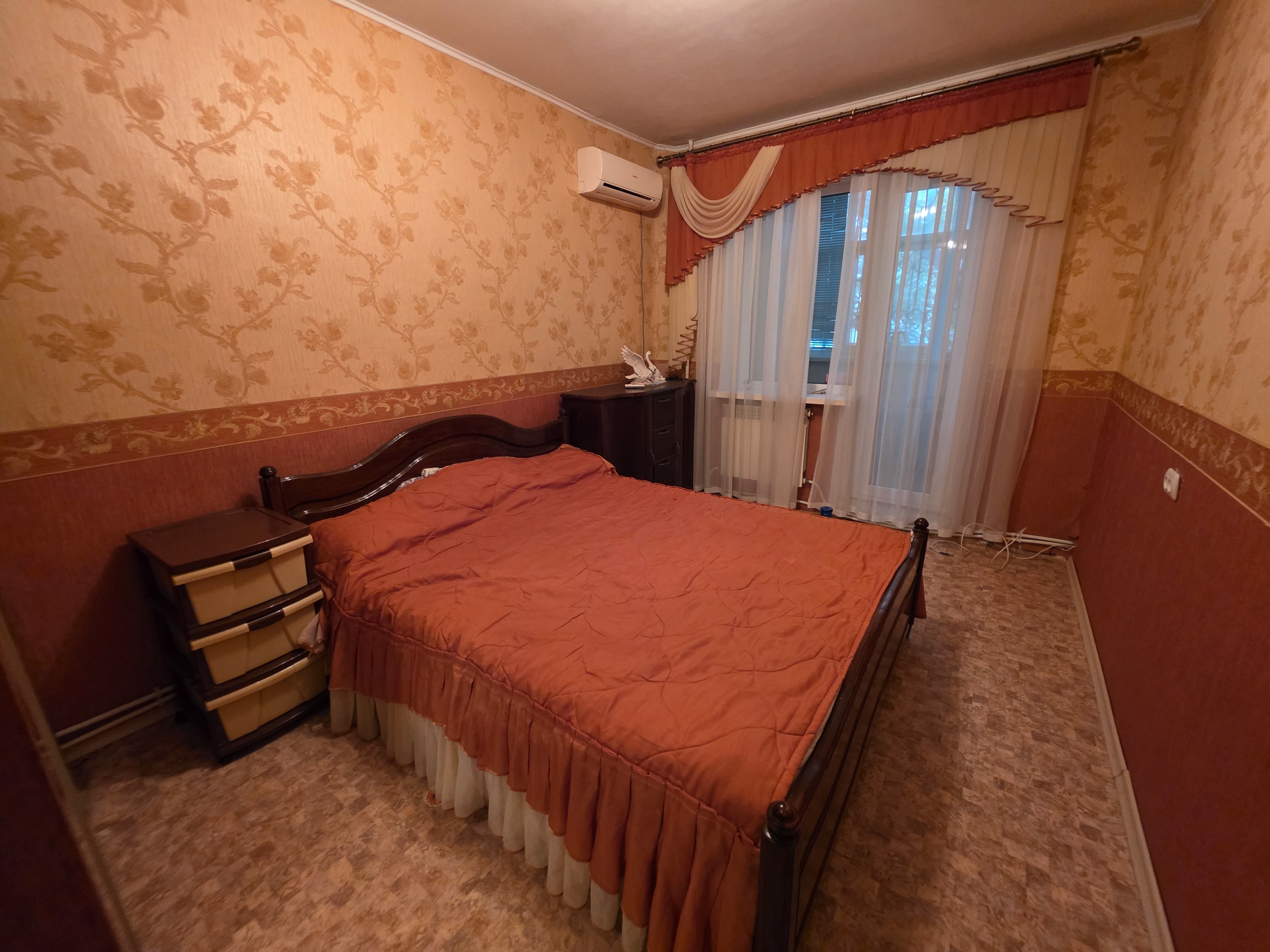 4х комнатная а/о 85м2 2/9эт кв. Мирный, Артемовский р-н г. Луганск Продам 4х комнатную квартиру на 2м эт/9ти эт. дома на кв. Мирный (р-н Скорой Помощи), Артемовский р-н, г. Луганск с АВТОНОМНЫМ ОТОПЛЕНИЕМ! - Общая пл.- 85м2, кухня - 9м2, комнаты 12/20/11/11м2. - С/у раздельный в современном кафеле. - Окна м/п...