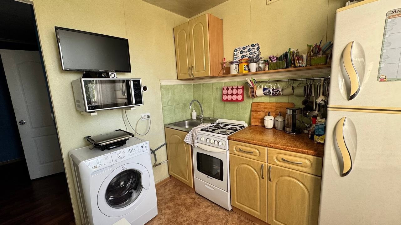Продам 2 х комнатную квартиру квартал Ватутина , 5/5 этаж кирпичного дома, не угловая. Крыша перекрыта, трубы и стояки новые. Отличное состояние, окна м/п, новая проводка, бойлер, сплит система, с/у совмещен. , прописанных нет Цена 4700000 рублей + 79591756213, + 79592010745...