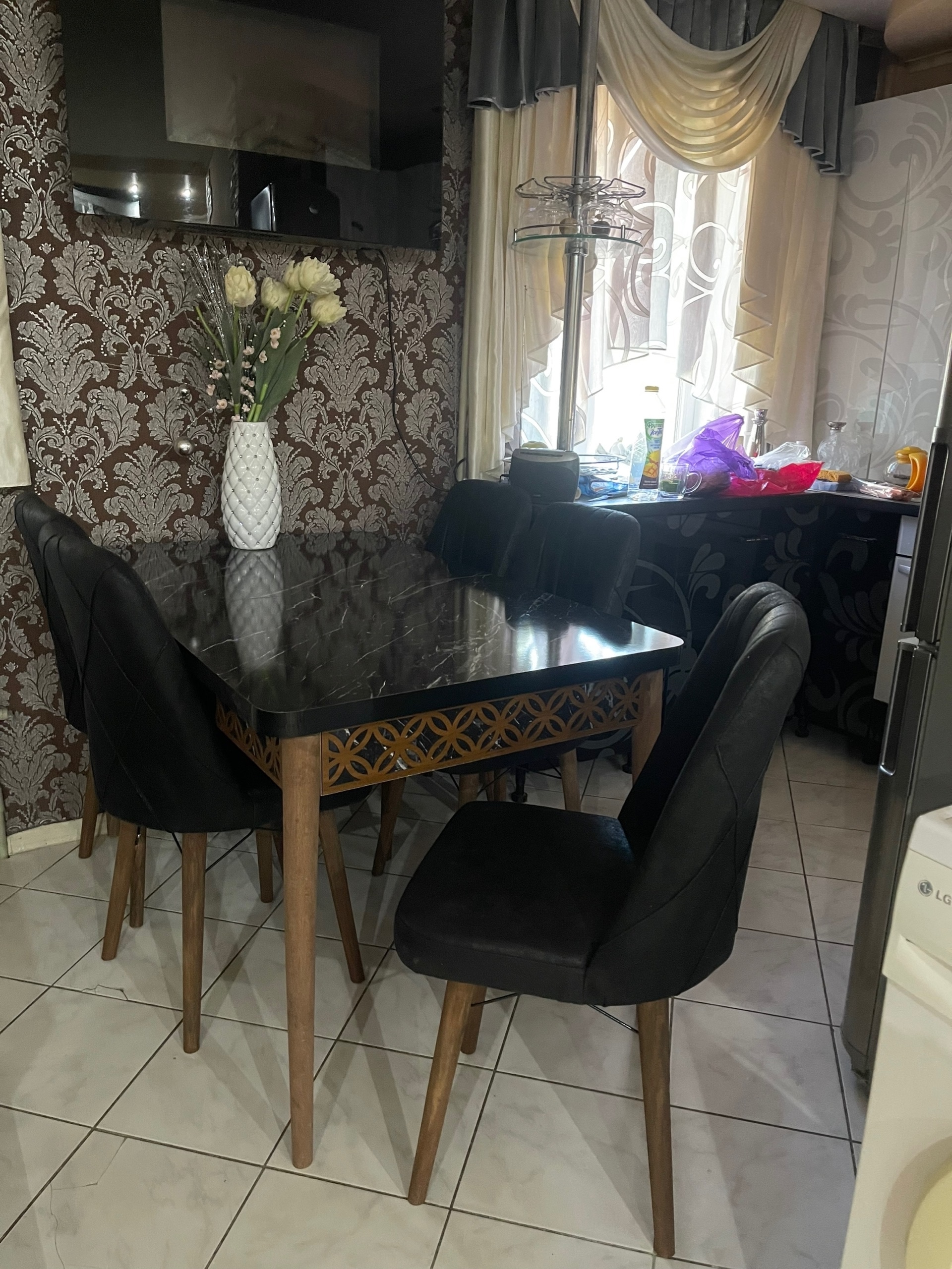 Продам 2-комн. квартиру в центре Луганска ● По адресу: г.Луганск, ул. Коммунальная ● Цена: 8 000 000₽ (торг) ● Телефон: +7 (959) 136-37-47 ● Описание: Продам 2-комн. квартиру в центре Луганска с ремонтом и мебелью. Ремонт делался для себя - все по уму: разводка отопления, вода, плитка, натяжные потолки, гипсо...
