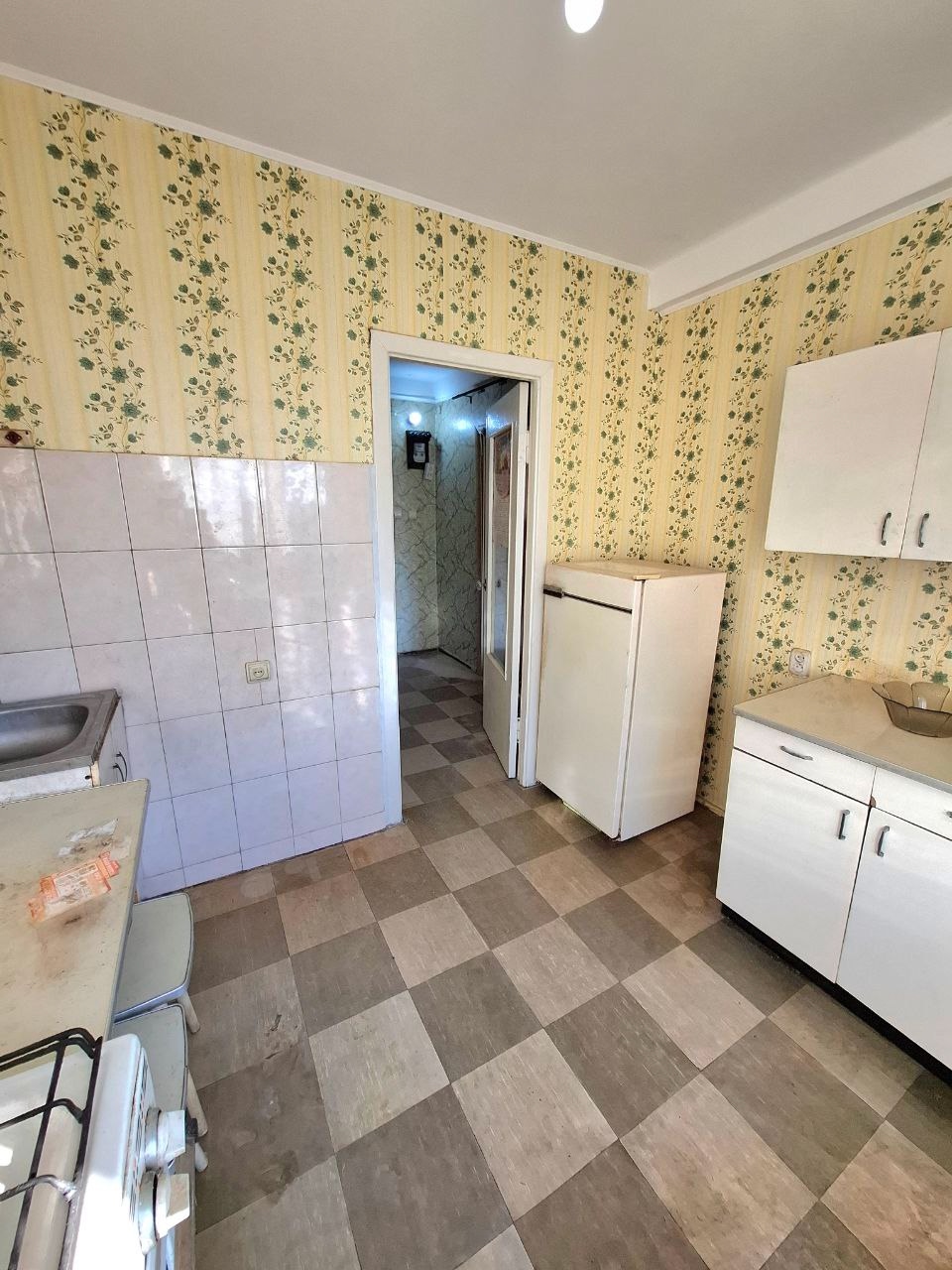 !!!!!! Продам 1-комн квартиру по ул. Брестская Жовтневого р-на г. Луганска (р-н з-да "Маршал") 6/9 эт., 31,8 кв.м общ.пл. Дом панельный. Квартира утеплена, кухня 6,7 кв.м., балкон не застеклён, МП окна, вода постоянно, лифт работает. Состояние жилое, всё остаётся. Хорошее расположение: школа, детски...