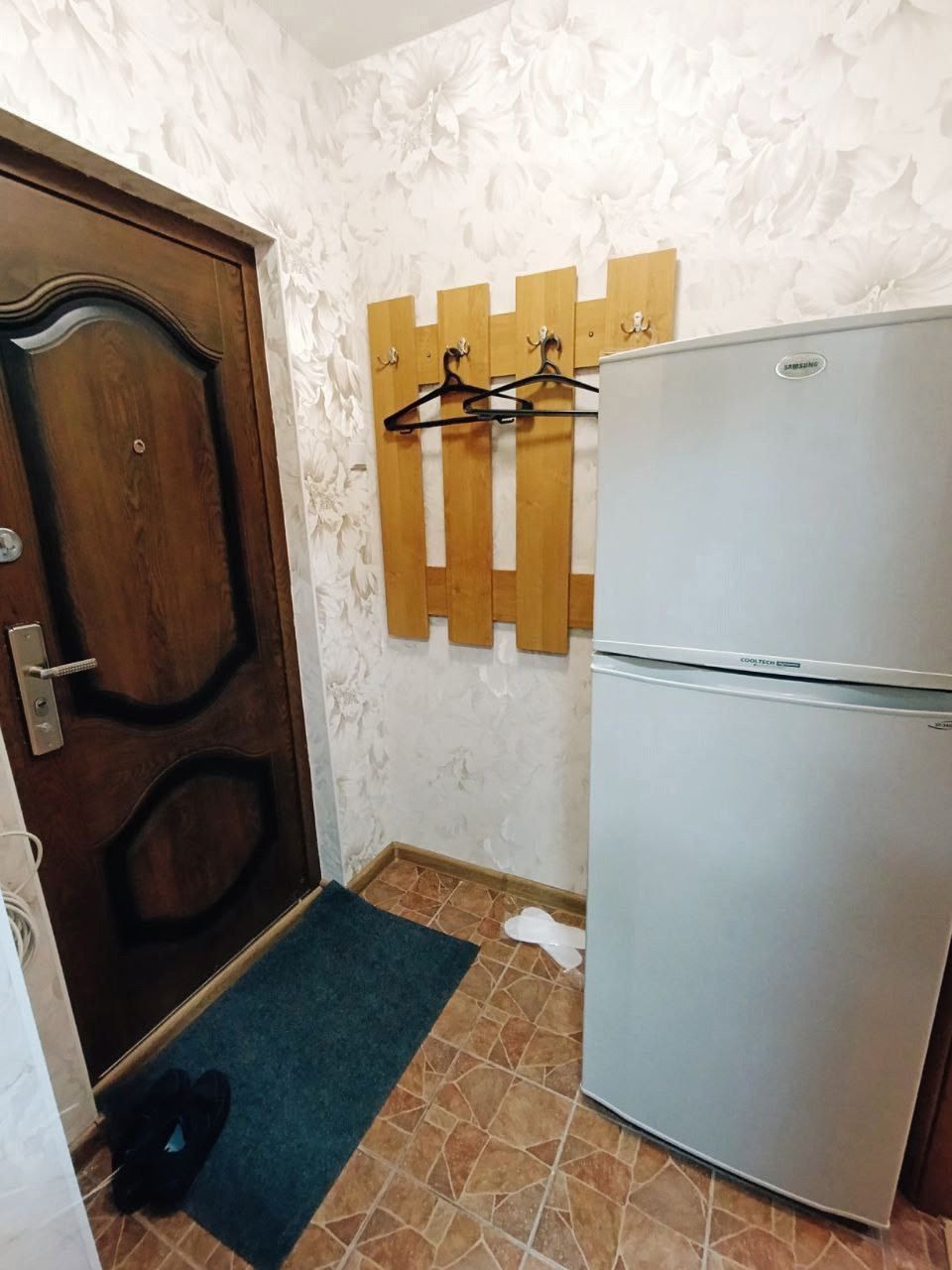 Продам 1-к квартиру в Луганске на кв. Волкова 6/9 эт. В квартире сделан капитальный ремонт - проводка , коммуникации, натяжные потолки, плитка, ламинат, новая кухня и сантехника. . Цена 4,9 млн руб +7959-216-43-31 +7959-505-37-17 Елена ...