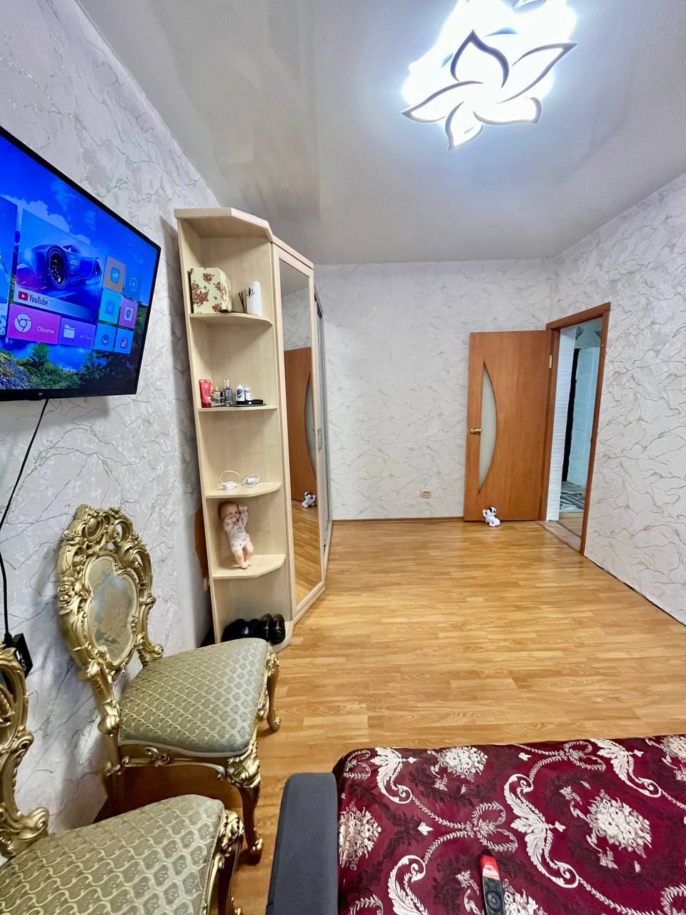 Продам дом в станице Луганской. Общая площадь 87.8м2 . Земли 11 соток. В доме 3 комнаты , со всеми удобствами с ремонтом , двух контурный котёл , кондиционер , ворота на автомате , гараж для авто. Отличное месторасположение . Цена 5,8 млн.₽ Тел + 79595121888...