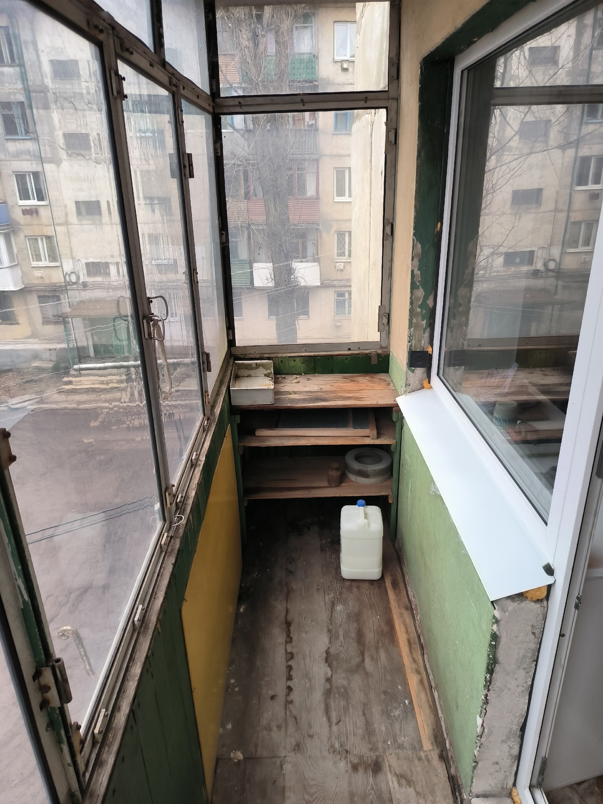 Продается 2-х комнатная квартира на 3-ем этаже пятиэтажного дома №4 на 2-ом микрорайоне. Общая площадь квартиры составляет 41 кв.м., высота потолков - 2,5 м. Санузел совмещенный, а балкон застеклен. Квартира оборудована централизованным водоснабжением и индивидуальным отоплением. Также имеется расширительный ...